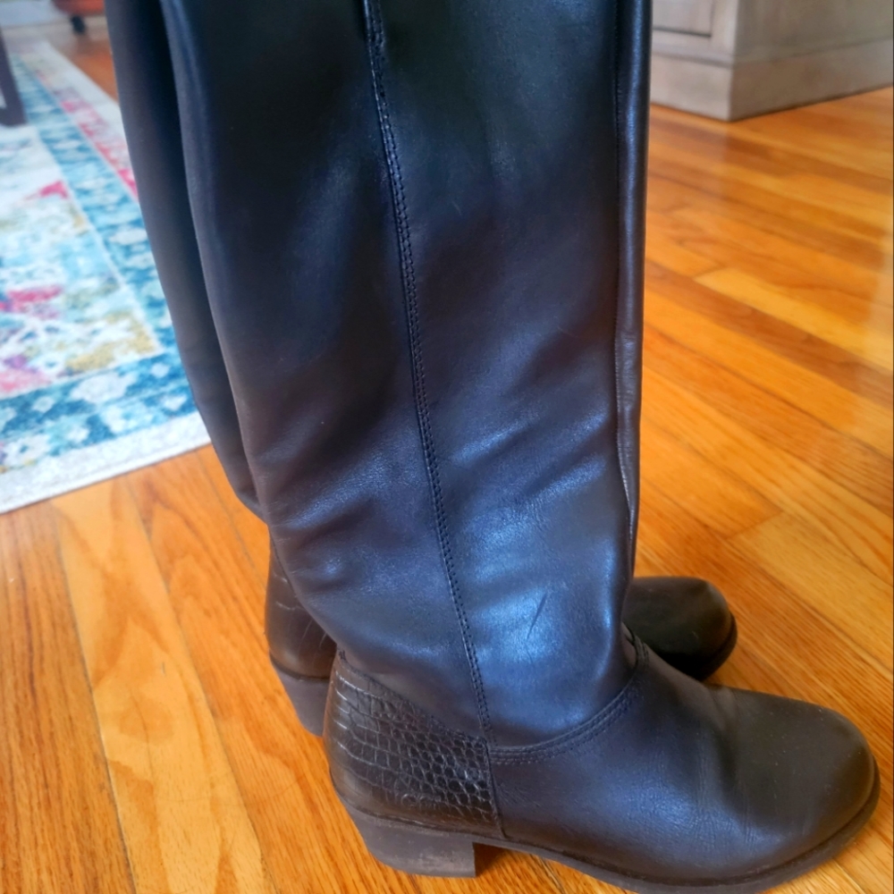 Black boots UGG